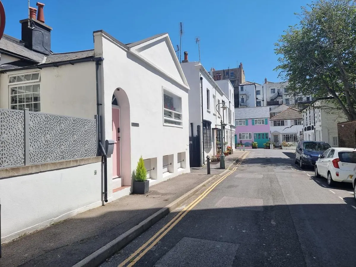 Quirky Seaside Family Cottage Walk To The Waves! Brighton 0*,  United Kingdom